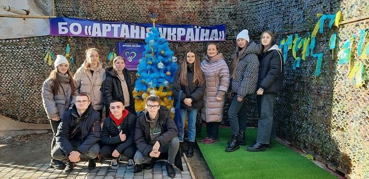 Студенти 1 курсу спеціальності «Фінанси, банківська справа, страхування та фондовий ринок» долучились до плетіння сіток для ЗСУ