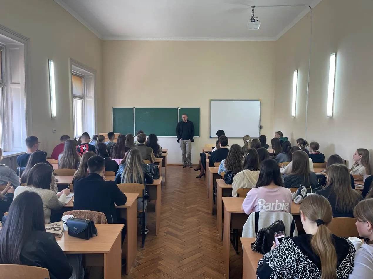 Сергій Фурса провів лекцію для студентів ЧНУ про фінансову стратегію в умовах нестабільності