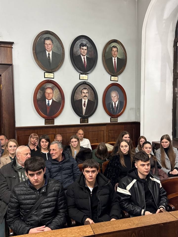 Студенти-фінансисти долучилися до громадських слухань бюджету Чернівецької громади на 2026 рік Сьогодні студенти спеціальності 072 «Фінанси, банківська справа, страхування та фондовий ринок» разом із викладачами взяли участь у громадських слуханнях щодо бюджету Чернівецької міської територіальної громади на 2026 рік, які відбулися у сесійній залі Чернівецької міської ради.