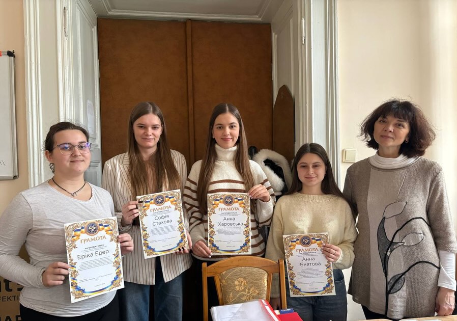 Студенти кафедри фінансів і кредиту ЧНУ - серед кращих у Всеукраїнському конкурсі наукових есе!