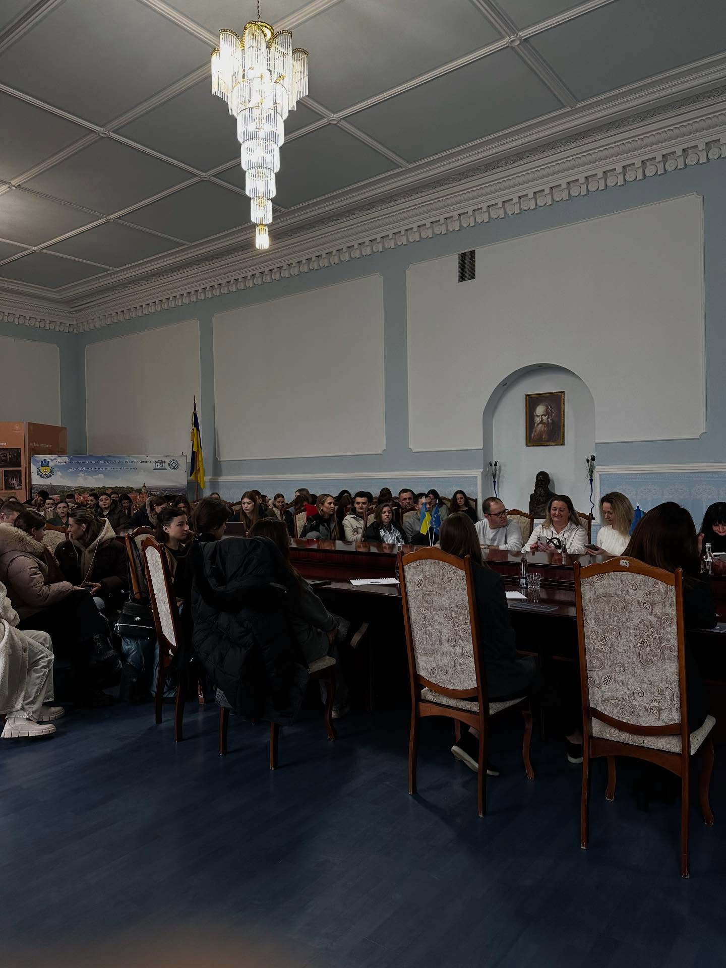 Освіта та кар’єра: Зустріч з Держмитслужбою