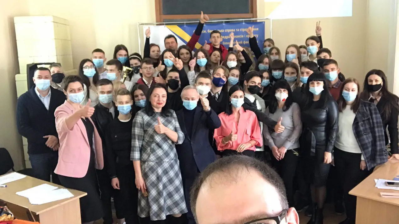 Вперше учні шкіл та коледжів Чернівців взяли участь у турнірі “Фінансова грамотність – запорука успіху”